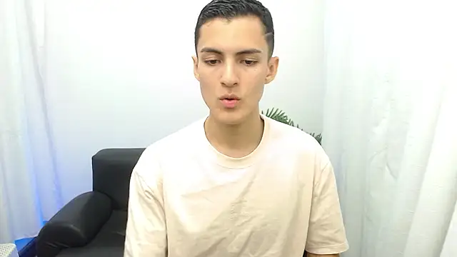 Snapshot of Matiius18 chatting on 11/27/25, 01:57 Matiius18 online show from 11/27/25, 01:57