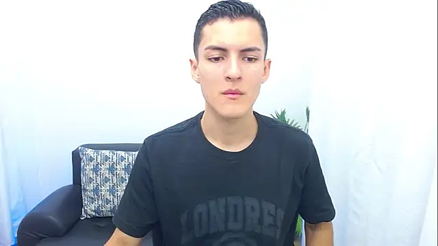 Snapshot of Matiius18 chatting on 12/15/25, 01:59 Matiius18 online show from 12/15/25, 01:59