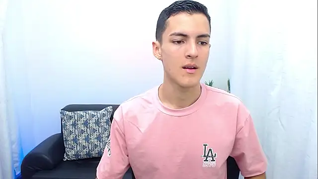 Snapshot of Matiius18 chatting on 12/17/25, 02:01 Matiius18 online show from 12/17/25, 02:01