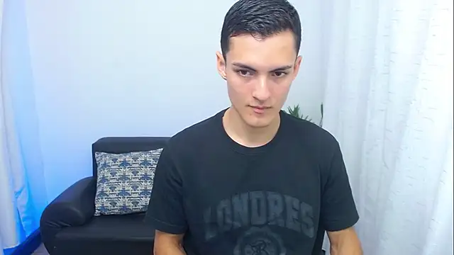 Snapshot of Matiius18 chatting on 12/18/25, 02:12 Matiius18 online show from 12/18/25, 02:12