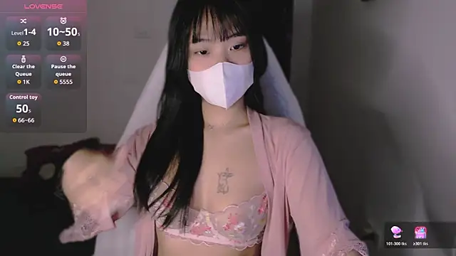 Phuong Bee online show from 10/24/25, 12:45