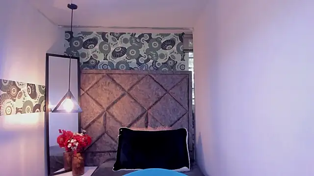 Kiara Cruz   online show from 11/10/25, 08:19