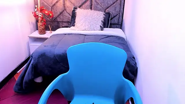 Kiara Cruz   online show from 12/16/25, 08:25