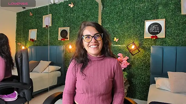 Snapshot of Linagh_ chatting on 10/11/25, 11:53 Linagh online show from 10/11/25, 11:53