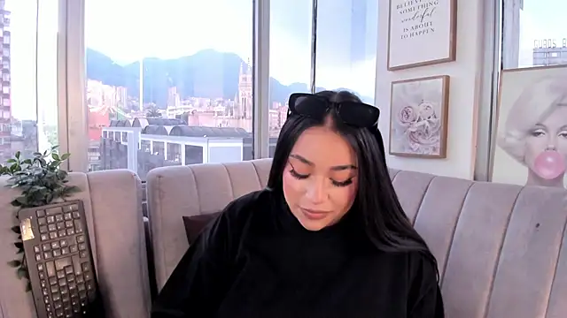 Zoey thompson online show from 10/10/25, 07:46