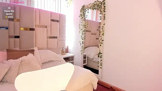 Zoey thompson online show from 02/05/26, 07:29