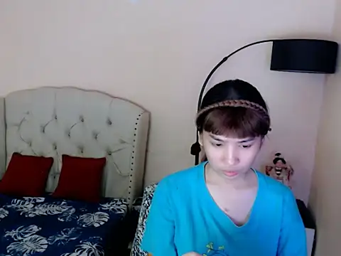 Snapshot of ShantalFoxxy_ chatting on 07/17/26, 01:23 ShantalFoxxy online show from 07/17/26, 01:23