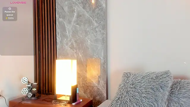 Emma hunter  online show from 10/22/25, 04:02