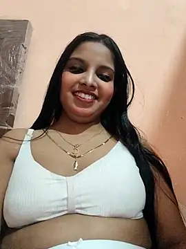 Snapshot of Maahhii_2 chatting on 02/17/26, 06:36 Maahhii 2 online show from 02/17/26, 06:36