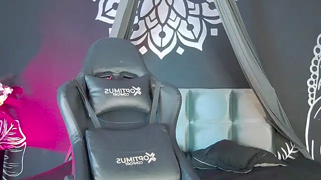 Snapshot of RavennMoonn chatting on 09/25/25, 08:56 RavennMoonn online show from 09/25/25, 08:56