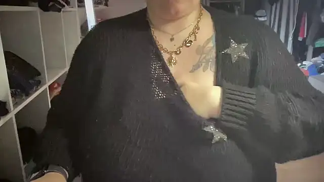 Snapshot of Bella_x69 chatting on 10/28/25, 08:51 Bella x69 online show from 10/28/25, 08:51