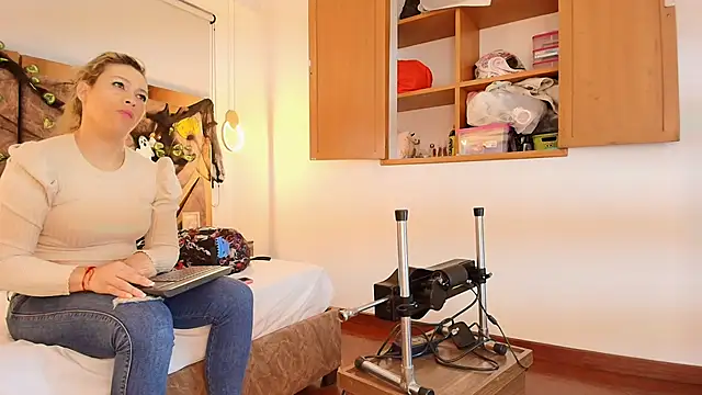 zarah andrew   online show from 10/23/25, 11:53