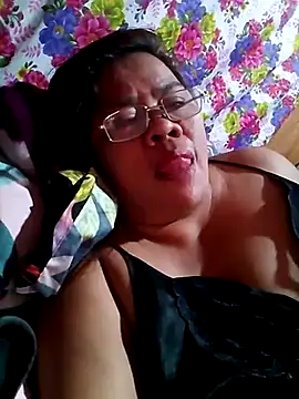 Snapshot of Huge_mama69 chatting on 09/21/25, 07:59 Huge mama69 online show from 09/21/25, 07:59