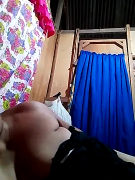 Snapshot of Huge_mama69 chatting on 09/25/25, 12:47 Huge mama69 online show from 09/25/25, 12:47