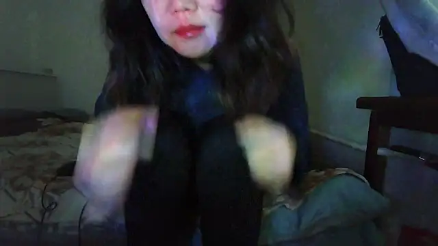 Snapshot of sakuradelreina chatting on 12/17/25, 04:18 sakuradelreina online show from 12/17/25, 04:18