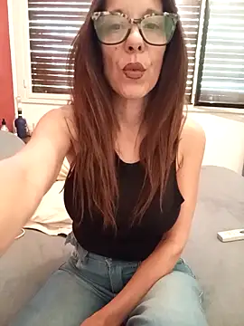 Snapshot of Esmeralda_passion chatting on 10/15/25, 01:44 Esmeralda passion online show from 10/15/25, 01:44