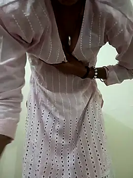 Snapshot of Alia-00 chatting on 11/06/25, 04:13 Alia-00 online show from 11/06/25, 04:13