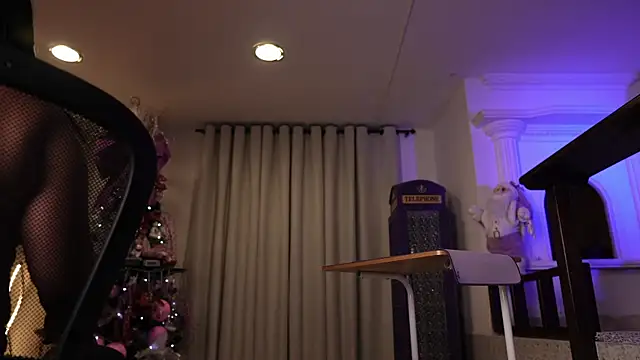 vaniaa95 online show from 12/15/25, 12:26