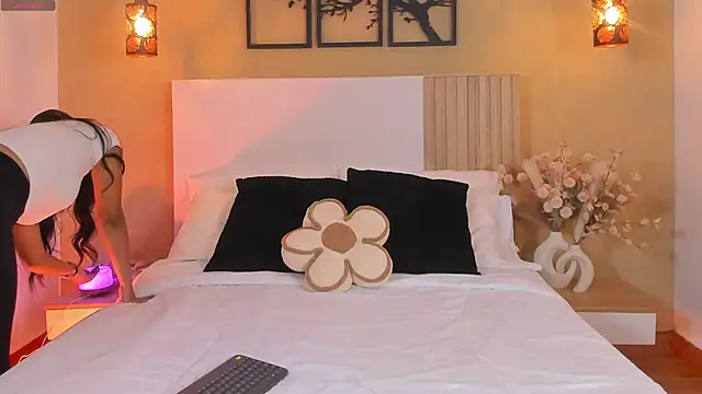 Camila Bustamante online show from 10/10/25, 03:22