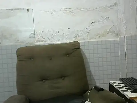 Snapshot of morenomascarado17 chatting on 10/13/25, 12:21 morenomascarado17 online show from 10/13/25, 12:21