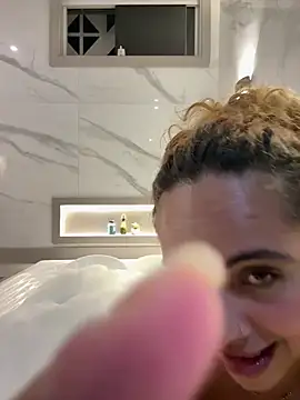 Chloe Leaozinho online show from 04/06/26, 11:49