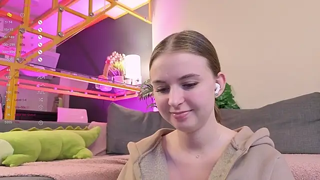 Snapshot of FlexiPixie chatting on 10/14/25, 08:15 FlexiPixie online show from 10/14/25, 08:15