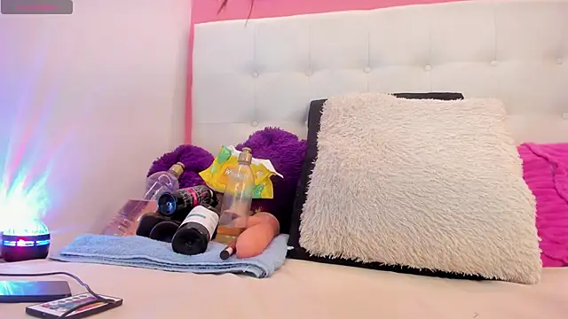 Snapshot of Willow_Wright chatting on 09/30/25, 01:38 Willow Wright online show from 09/30/25, 01:38