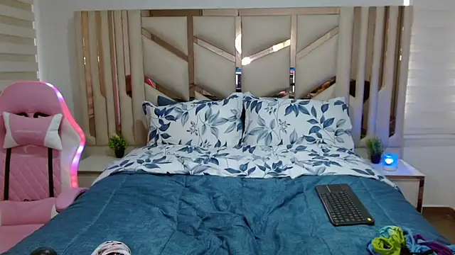 Snapshot of violett_star1 chatting on 11/27/25, 04:53 violett star1 online show from 11/27/25, 04:53