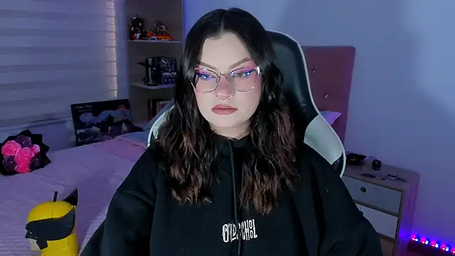 OphelianaRose33 online show from 06/10/26, 10:41