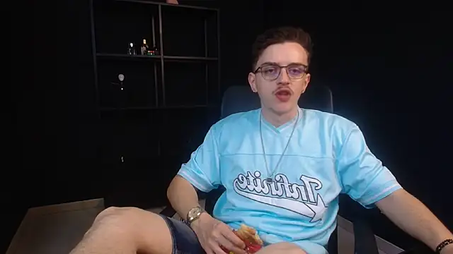 Snapshot of FelixStarkk chatting on 06/11/26, 04:32 FelixStarkk online show from 06/11/26, 04:32
