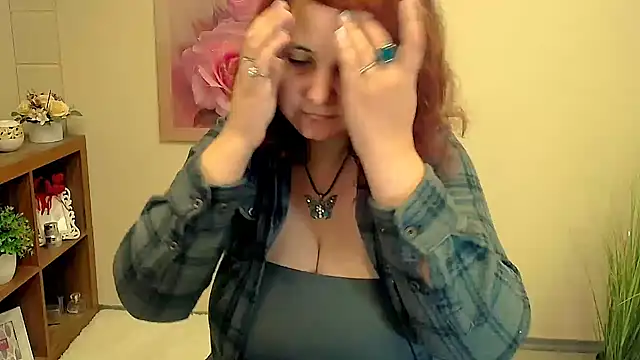 Snapshot of TwoBigSuns chatting on 09/25/25, 07:23 TwoBigSuns online show from 09/25/25, 07:23