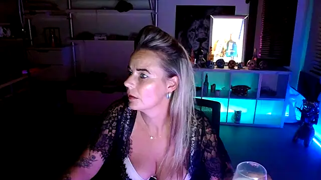 Mrs-Aurora online show from 10/08/25, 08:50