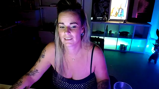 Mrs-Aurora online show from 10/16/25, 09:16