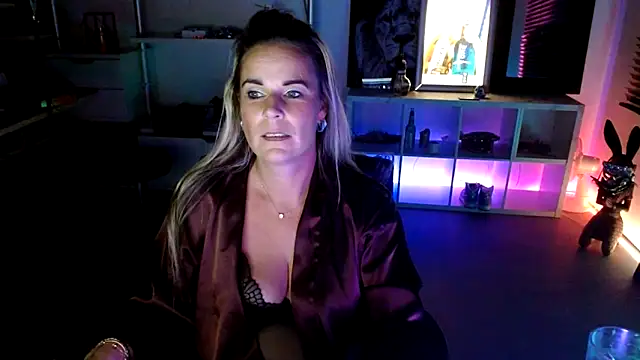 Mrs-Aurora online show from 10/18/25, 08:42