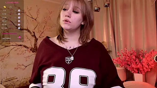 Snapshot of Morvelyn chatting on 11/25/25, 02:39 Morvelyn online show from 11/25/25, 02:39