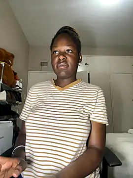 Snapshot of DarkBerryDiamond255 chatting on 10/20/25, 07:36 DarkBerryDiamond255 online show from 10/20/25, 07:36