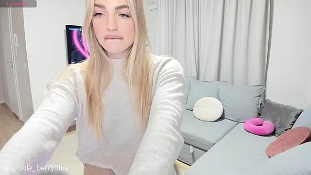 Snapshot of nicole_blueberry chatting on 10/19/25, 04:18 nicole blueberry online show from 10/19/25, 04:18