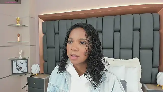 LisaMendez online show from 10/19/25, 04:13