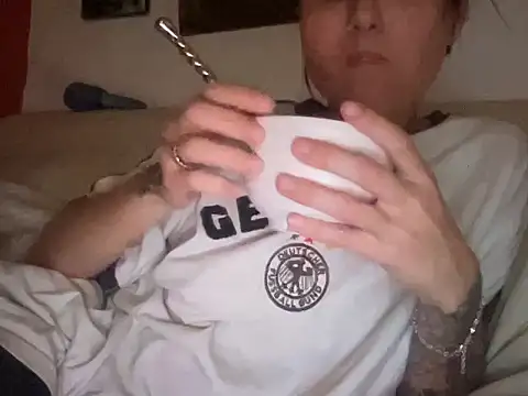 Snapshot of dddasani chatting on 11/17/25, 02:06 dddasani online show from 11/17/25, 02:06