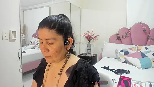 Snapshot of kiraGeiner chatting on 02/14/26, 06:04 kiraGeiner online show from 02/14/26, 06:04