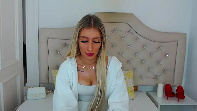 Snapshot of NatalieSensual chatting on 10/19/25, 08:04 NatalieSensual online show from 10/19/25, 08:04