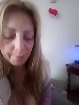 Snapshot of Estefania_Arce chatting on 10/19/25, 08:42 Estefania Arce online show from 10/19/25, 08:42