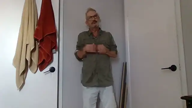 Snapshot of FoxnMouse chatting on 10/21/25, 02:29 FoxnMouse online show from 10/21/25, 02:29