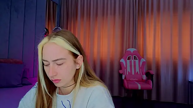 Snapshot of Reina_Cummings chatting on 11/06/25, 07:20 Reina Cummings online show from 11/06/25, 07:20