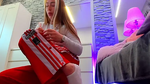 Reina Cummings online show from 04/09/26, 06:41