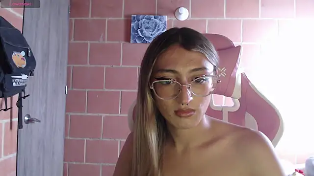 Snapshot of Andrea_camilaaa chatting on 09/27/25, 05:18 Andrea camilaaa online show from 09/27/25, 05:18