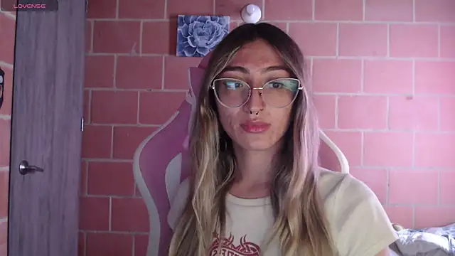 Snapshot of Andrea_camilaaa chatting on 10/28/25, 02:20 Andrea camilaaa online show from 10/28/25, 02:20