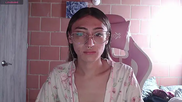 Snapshot of Andrea_camilaaa chatting on 11/10/25, 01:32 Andrea camilaaa online show from 11/10/25, 01:32