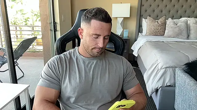 brettmycles28 online show from 10/22/25, 09:14