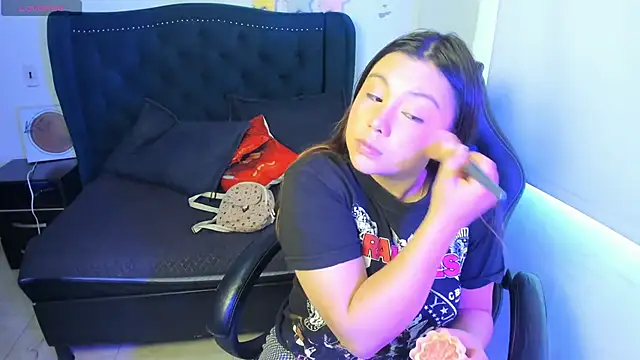 LucyPetit online show from 11/25/25, 01:33